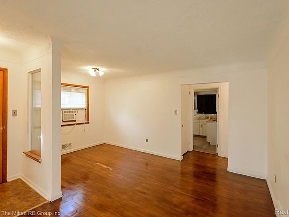 5th image of 439 Sunningdale Dr