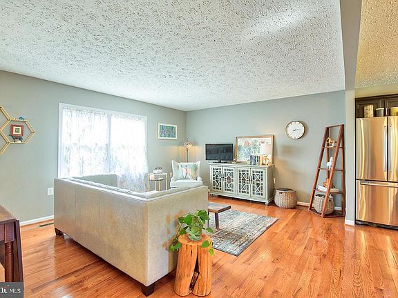 3rd image of 105 Pebble Brook Ln