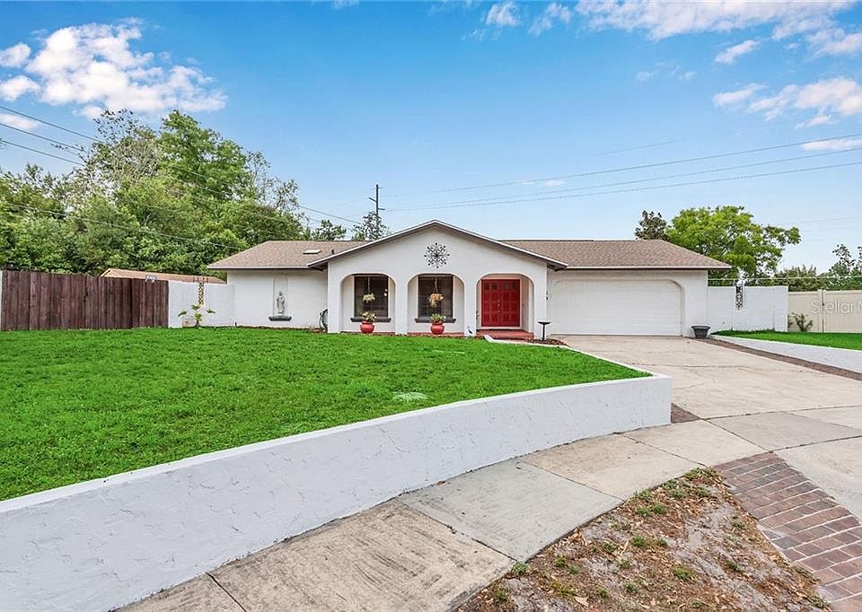1st image of 301 Oak Hill Dr