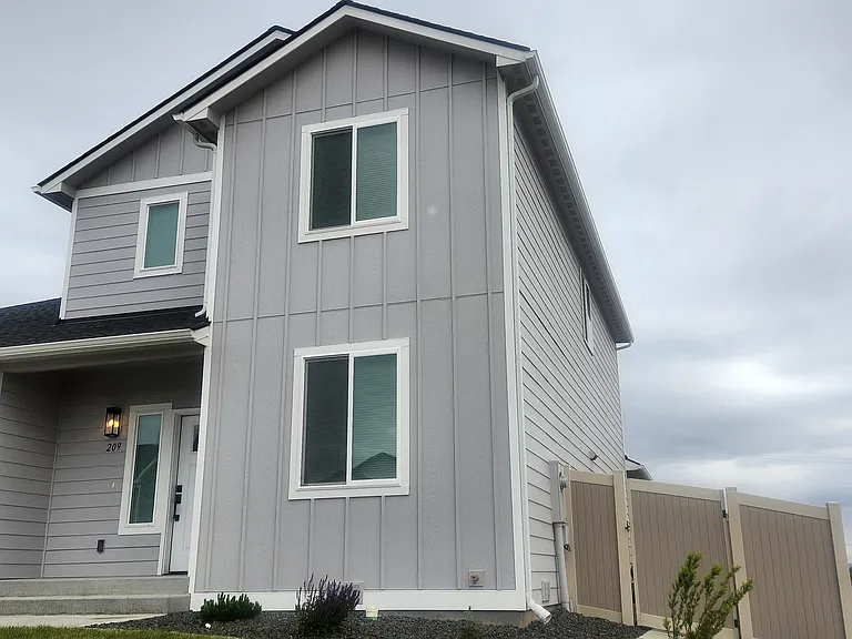 209 Rainier Dr — Photo 2