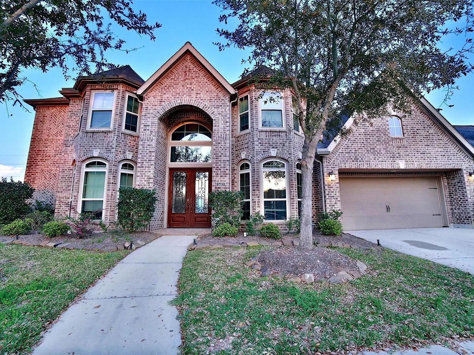 5 bed, 4.5 bath, 4458 sqft, $3,995 — Photo 3