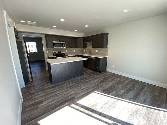 3rd image of 889 Iona St