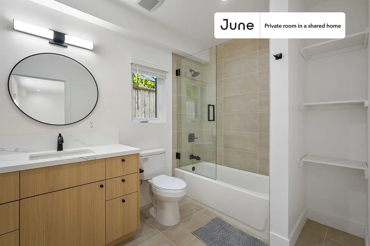 Queen bedroom in 3 bed/2 bath home in Hollywood #1858 A — Photo 4