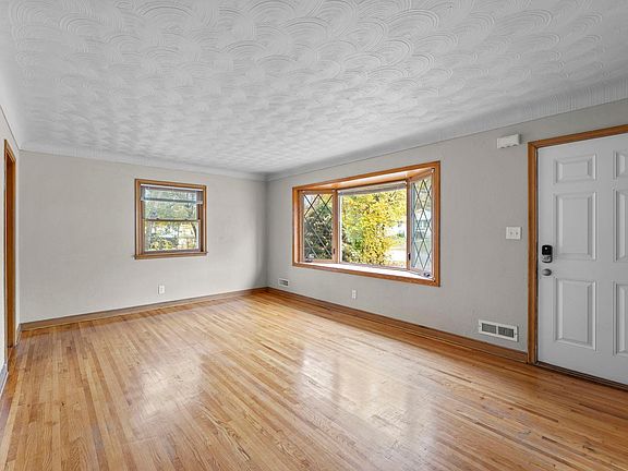 4th image of 1740 California Ave E