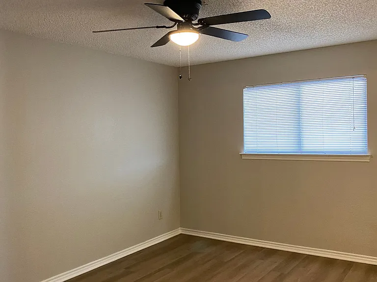 1112 Valley View St — Photo 12