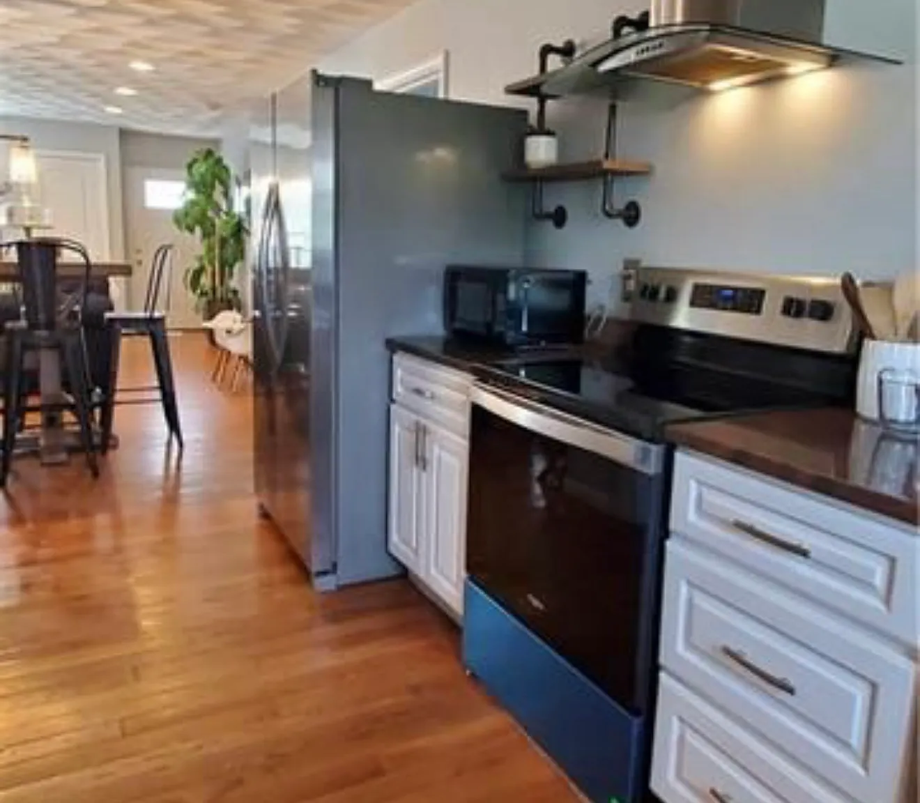 3 bed, 975 sqft, $2,700 — Photo 4