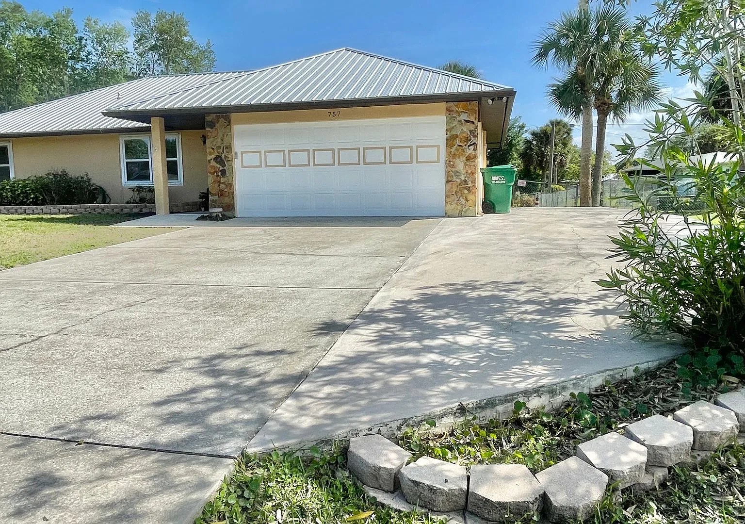 Available monthly Rental 2025 in heart of Sebastian — Photo 1