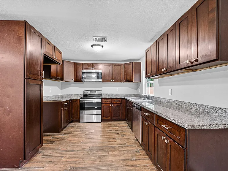 1112 Johnson St — Photo 13