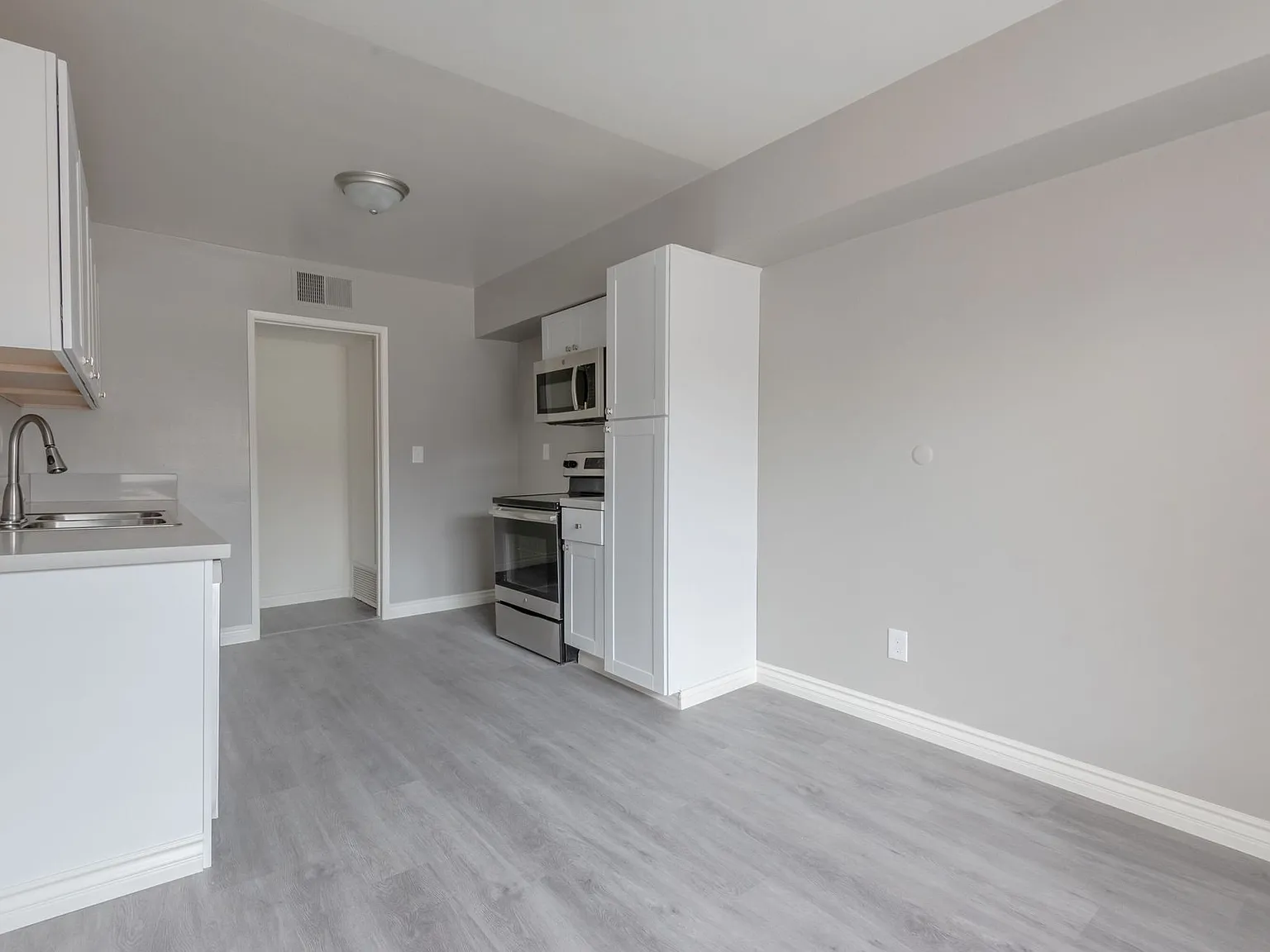 Fountainebleu Apartments — Photo 2