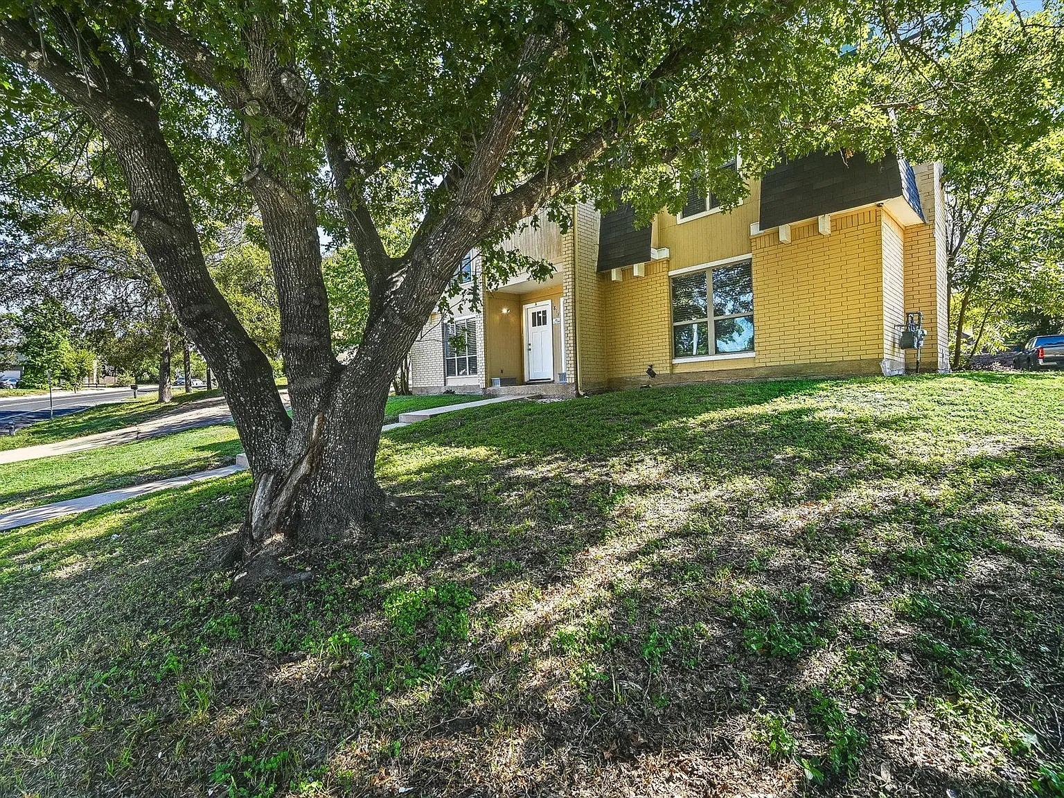 2 bed, 1.5 bath, 1346 sqft, $1,750 — Photo 2