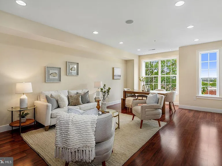 1143 Summit St NE #2 — Photo 2