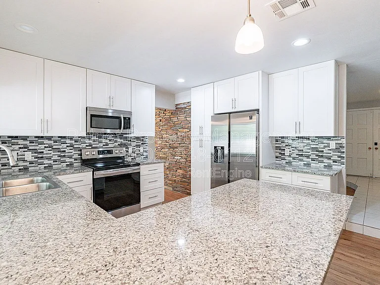 110 W Seldon Ln — Photo 8