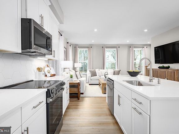 4th image of 93B Destrier St