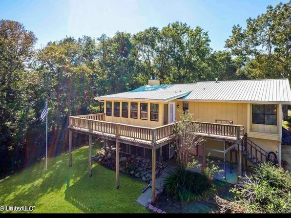 1812 Seacrest Dr, Gautier, MS 39553