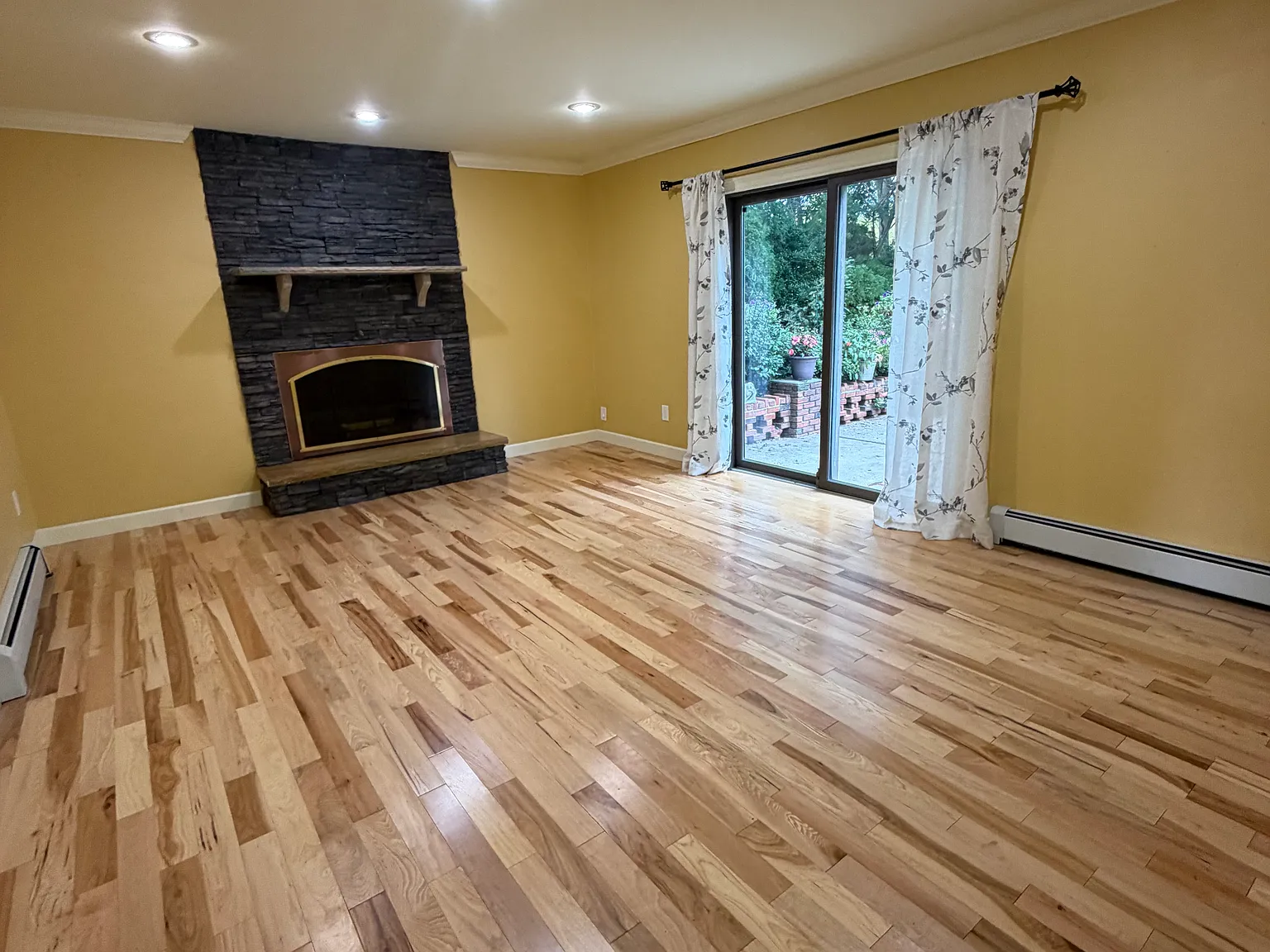 4 bed, 2492 sqft, $5,500 — Photo 2