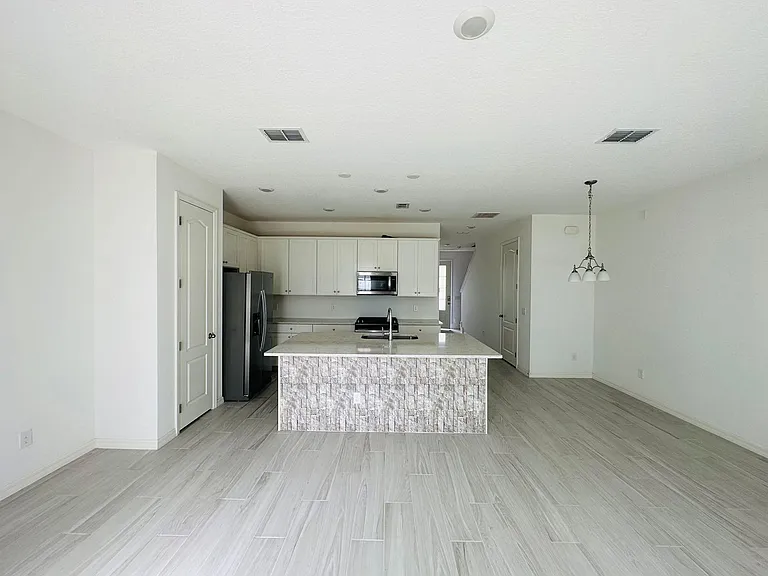 729 Benoi Dr — Photo 8