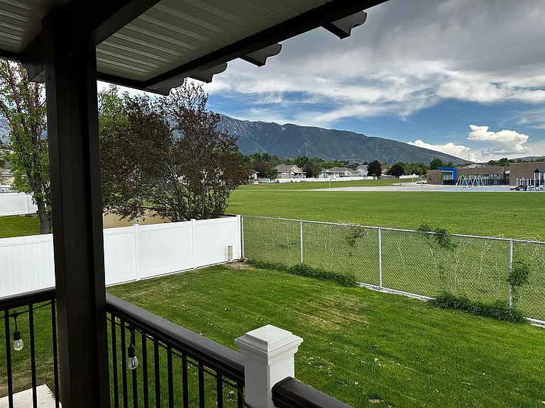 1102 E Sleepy Hollow Ln — Photo 38