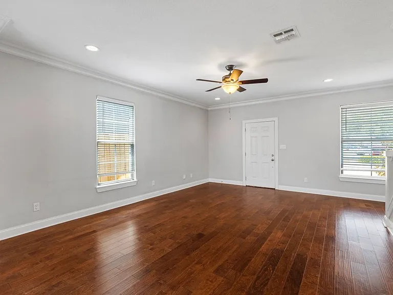 223 W Clarence St — Photo 8