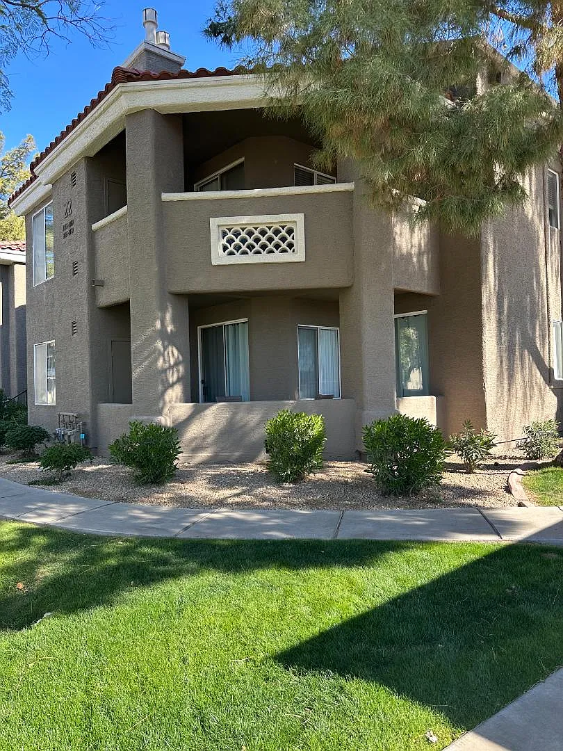 2929 W Yorkshire Dr - Yorkshire 1119 — Photo 2