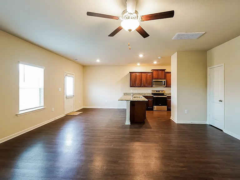 525 Clover Cir — Photo 2
