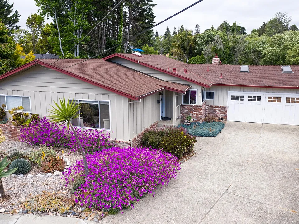 310 Alma Ln