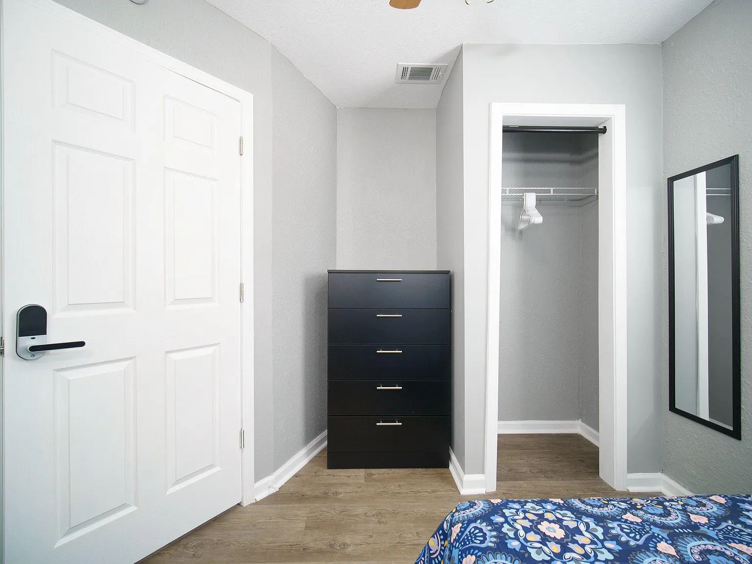 4 bed, 2.0 bath, $680 — Photo 3