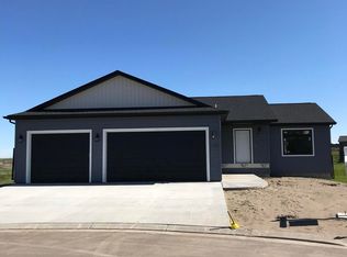 6920 Majestic Pl, Bismarck, ND 58504