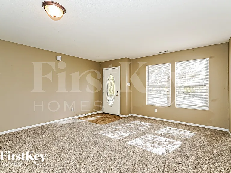 10702 Gathering Dr — Photo 2