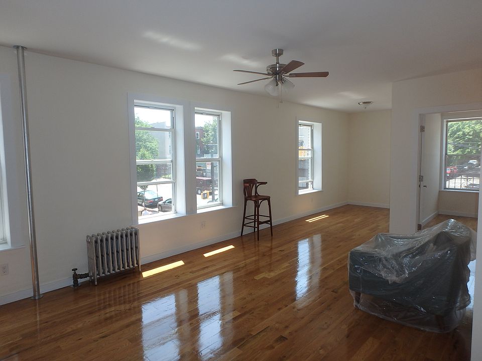 2nd image of 961 Lincoln Pl