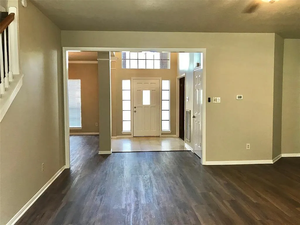 4 bed, 2.5 bath, 2700 sqft, $2,580 — Photo 2
