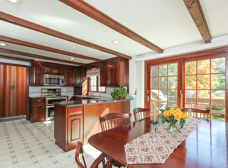 2nd image of 19 Greenleaf Dr