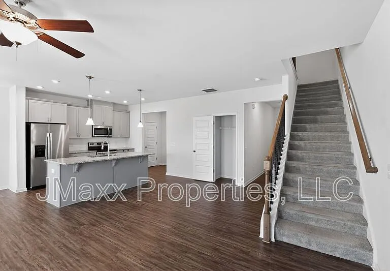 185 Madison Bnd — Photo 3