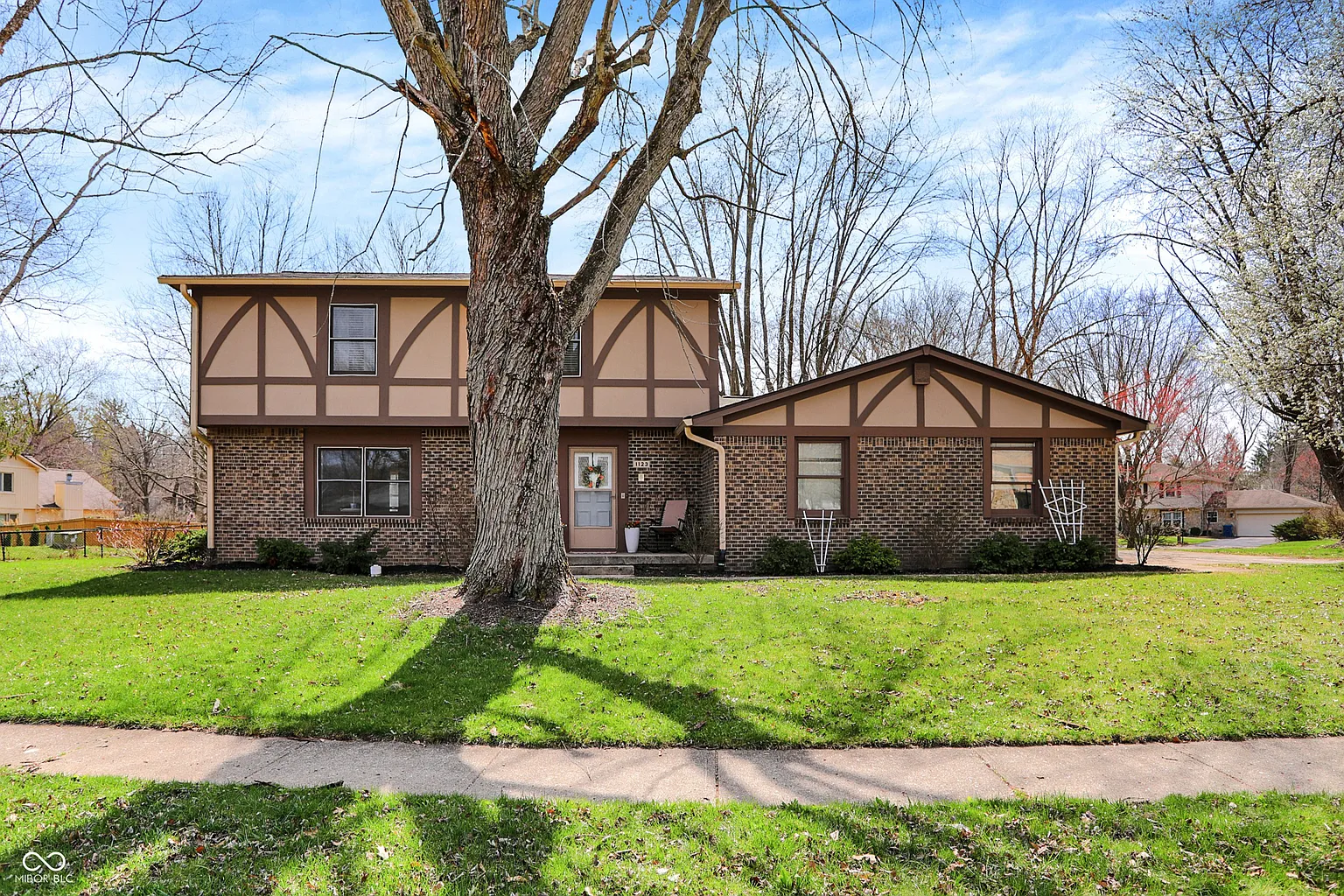 1123 Woodbridge Ln photo 1