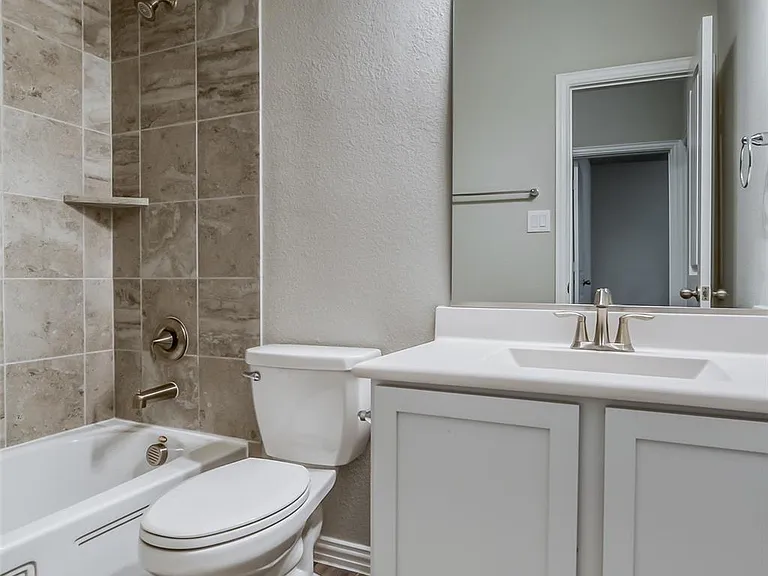 638 Devonshire Ln — Photo 23