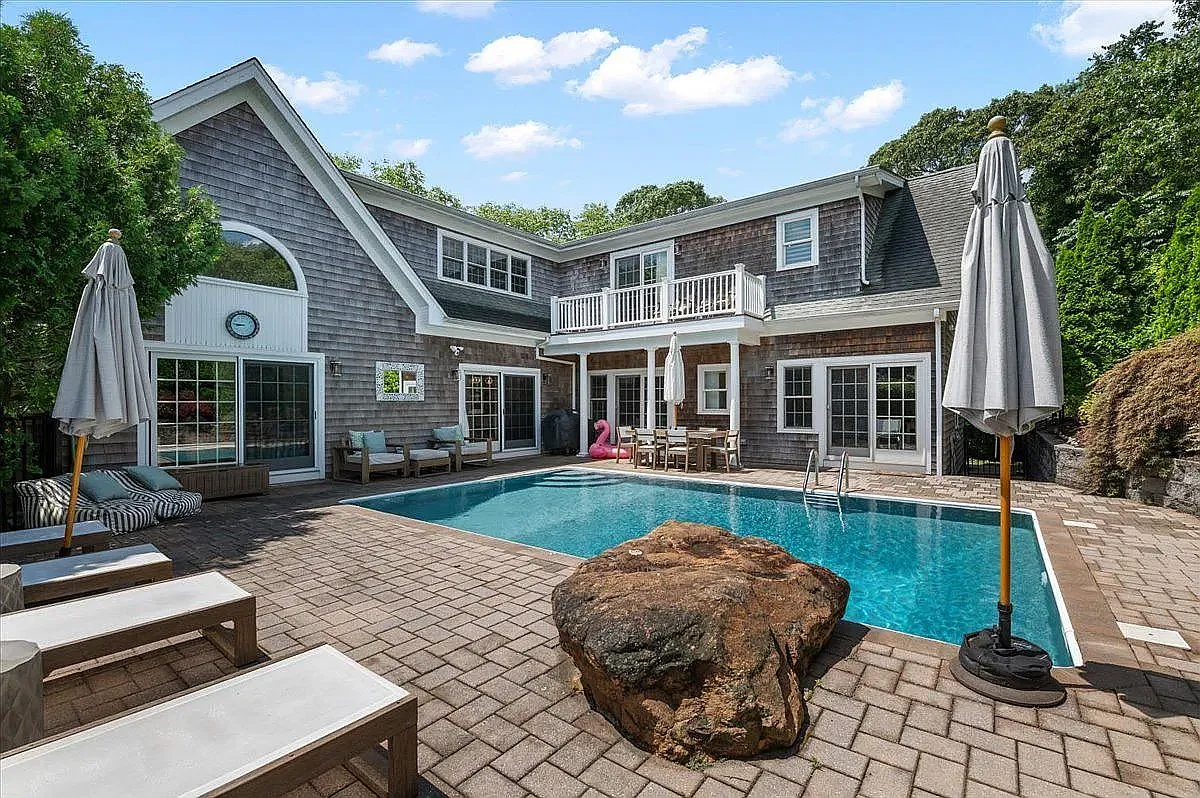 Luxury Hamptons Retreat — Photo 3