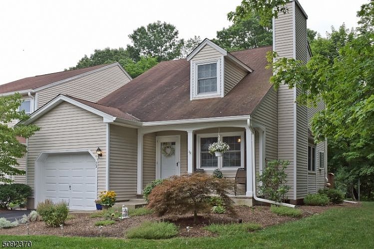 1st image of 72 Carriage Ln #72