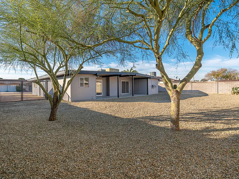 5010 W Beverly Ln — Photo 22