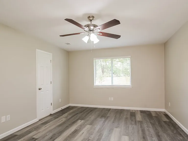1528 Glen Oaks Dr — Photo 8