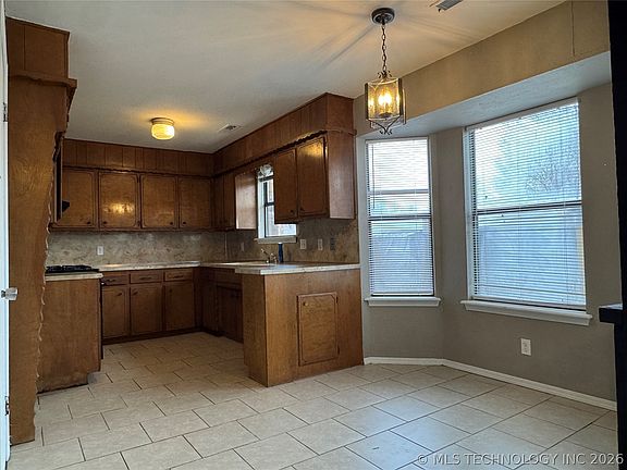 5th image of 13845 S Glen Pl