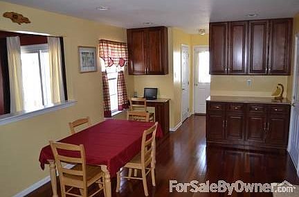 Wonderful eat-in kitchen