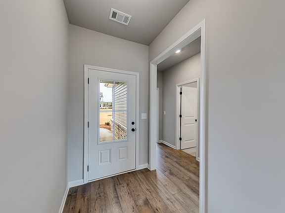 5th image of 104 Oakwood Dr