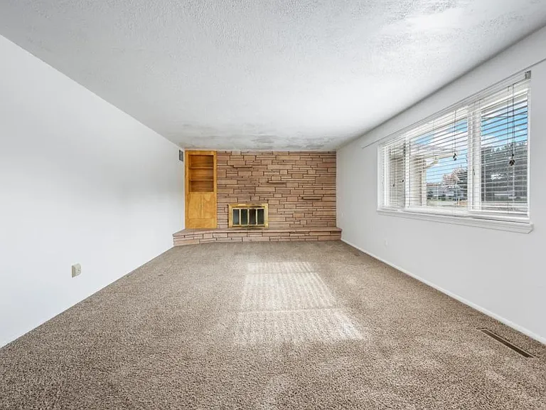 688 W State St — Photo 5