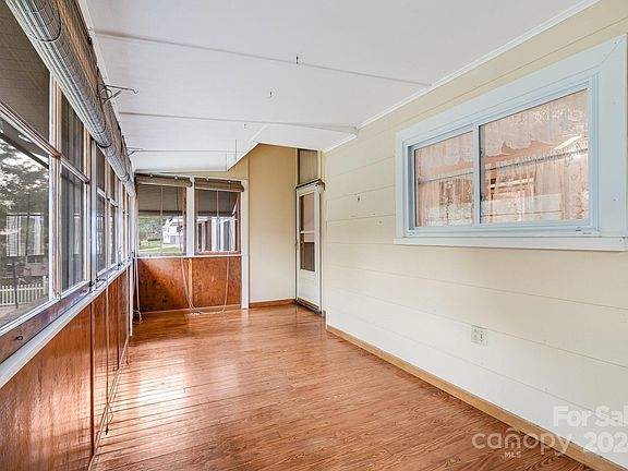 5th image of 550 Norman St