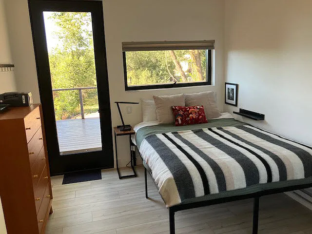 Upstairs bedroom and upper deck.