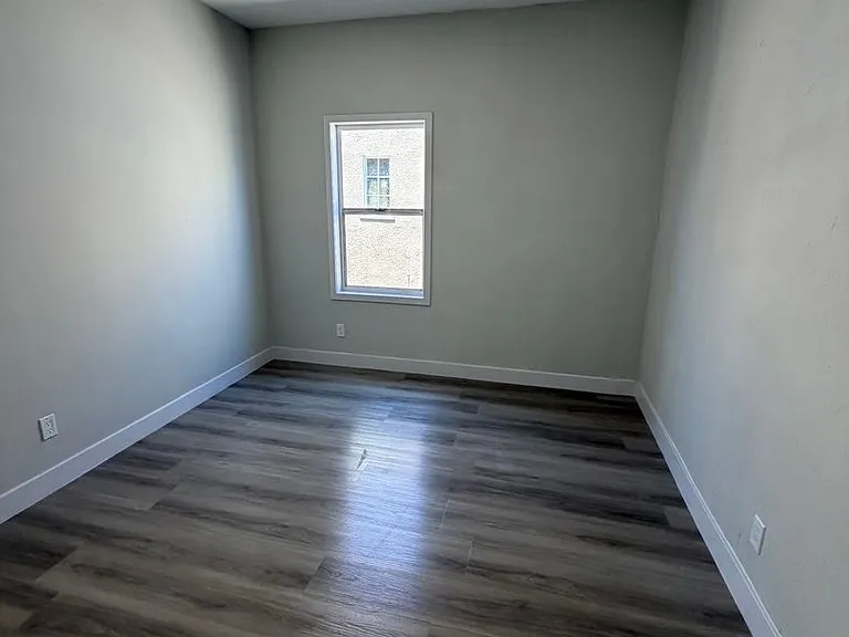 1044 W 42nd Pl — Photo 8