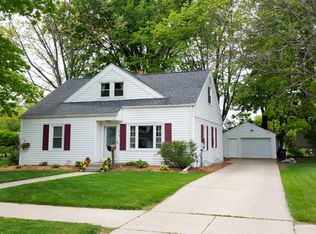 818 N Oakwood Ave, Oconomowoc, WI 53066