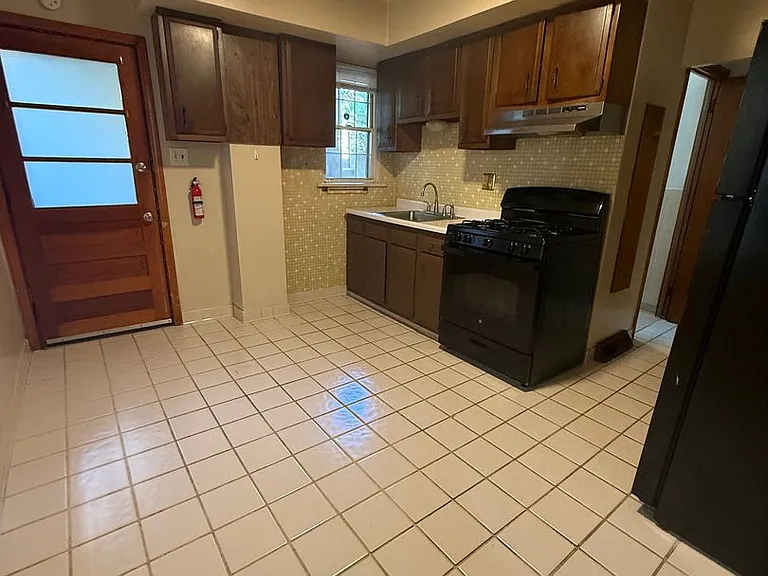 2824 Clermont Ave — Photo 4