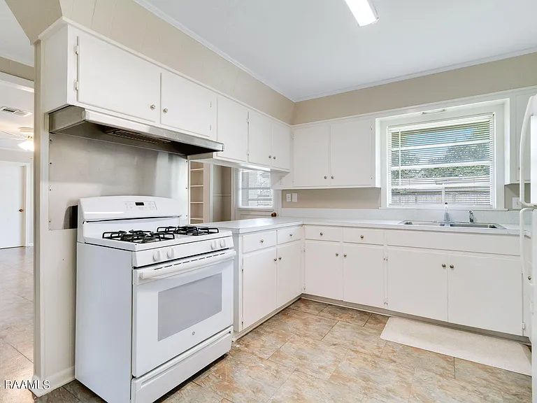 200 Montrose Ave — Photo 8