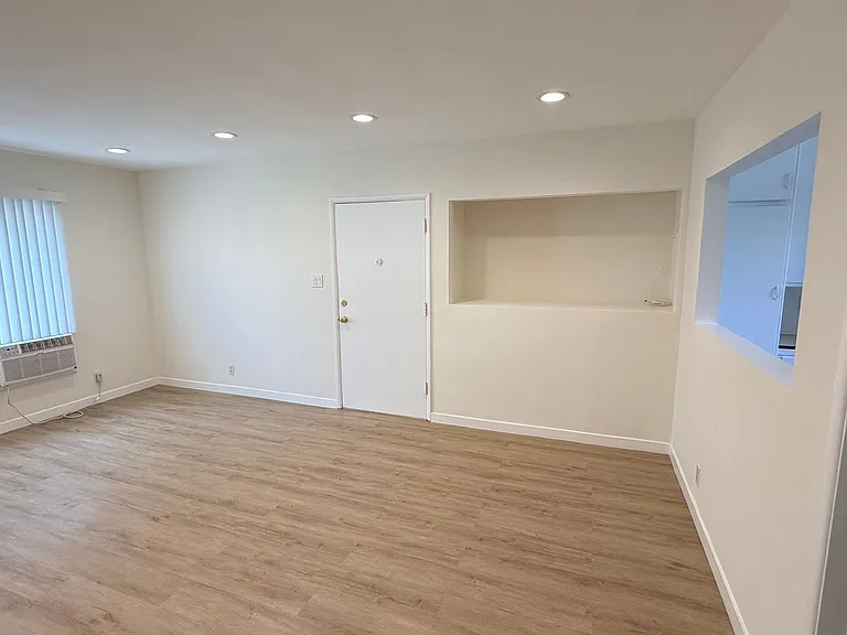 4433 Hazeltine Avenue — Photo 1