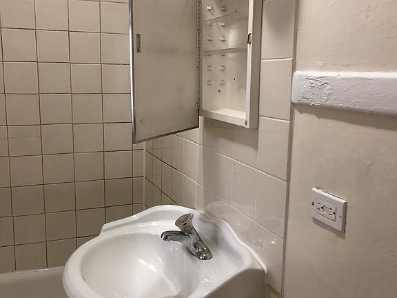 5th image of 1513 W Bryn Mawr Ave APT C2